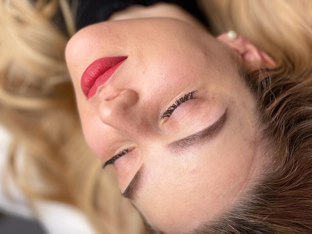 Nahaufnahme eines Permanent-Make-up-Ergebnisses