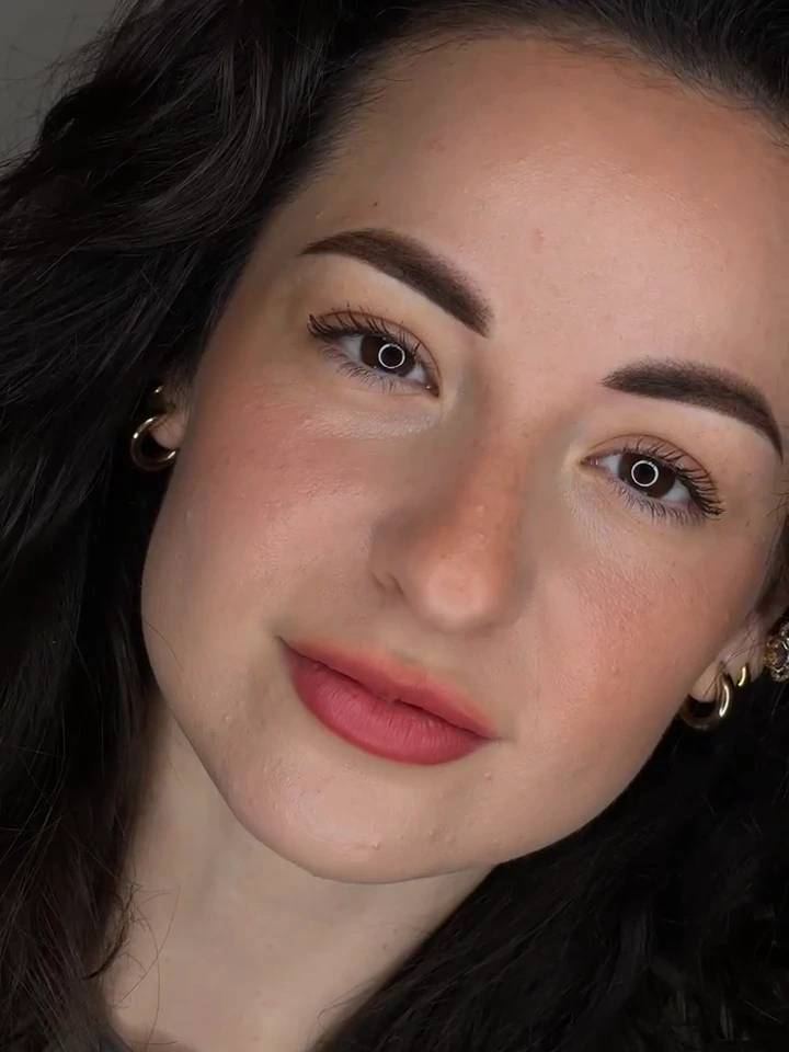 Powder-Brows-Behandlung aus dem bestehenden Rosamina-Material.