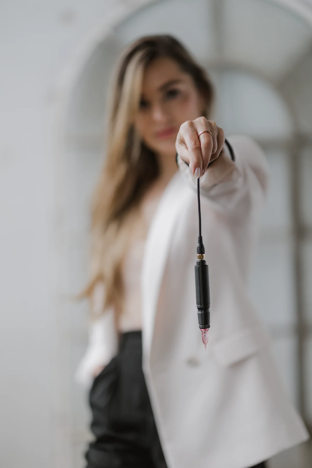 Natalie mit einem Permanent-Make-up-Handstück