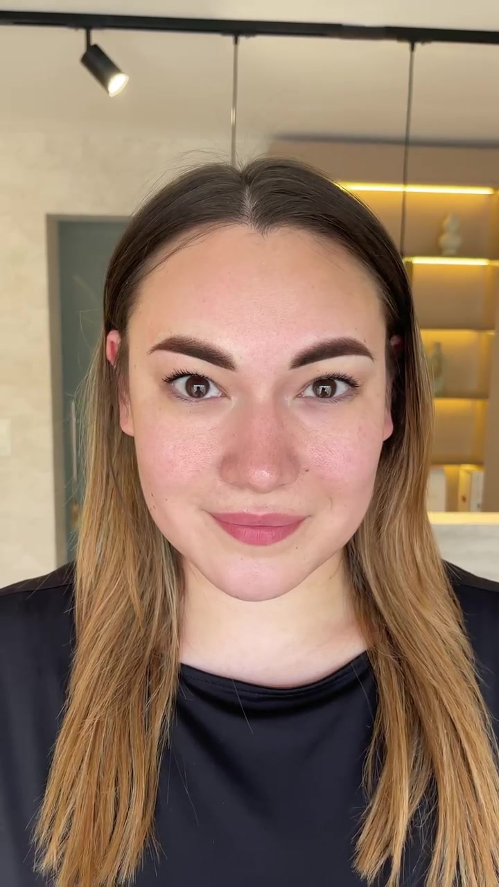Powder Brows – Ergebnis der Augenbrauenpigmentierung.